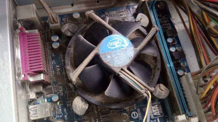 Чистка компьютера от пыли.