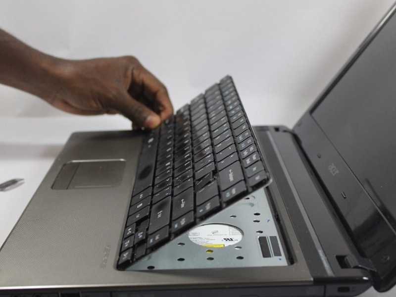 Как снять и поставить клавишу и почистить клавиатуру ноутбука