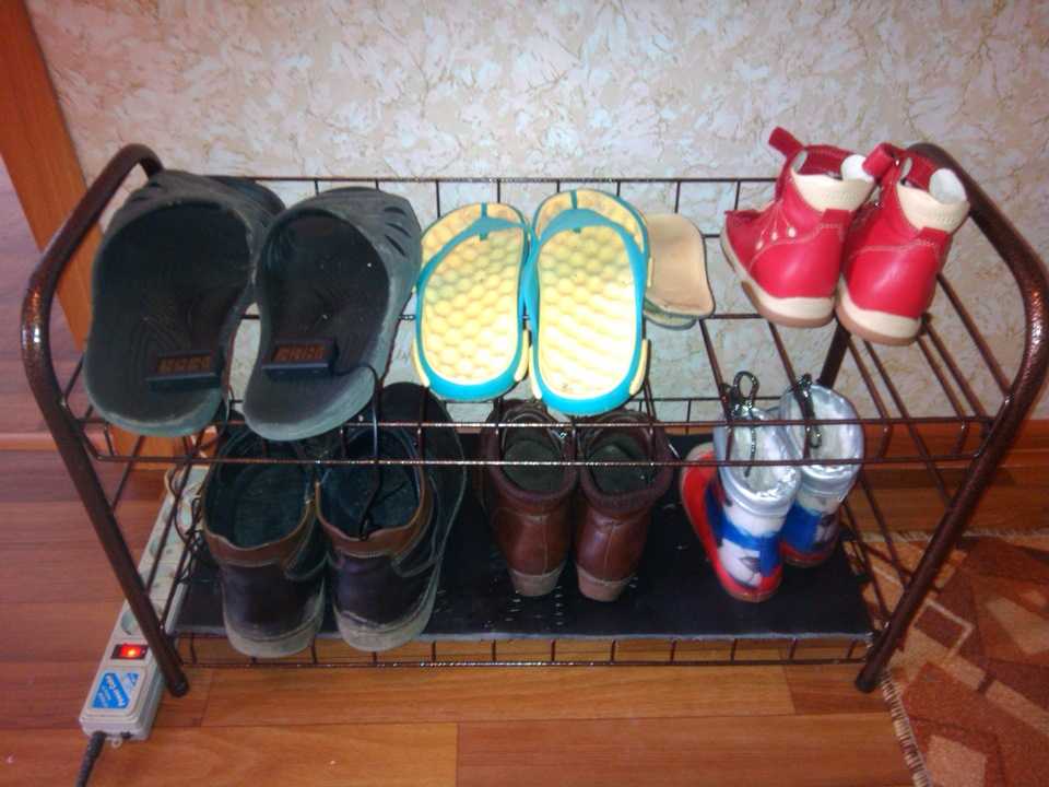 Муж смастерил гениальные полки для обуви из пластиковых труб. на них можно даже сушить промокшую обувь