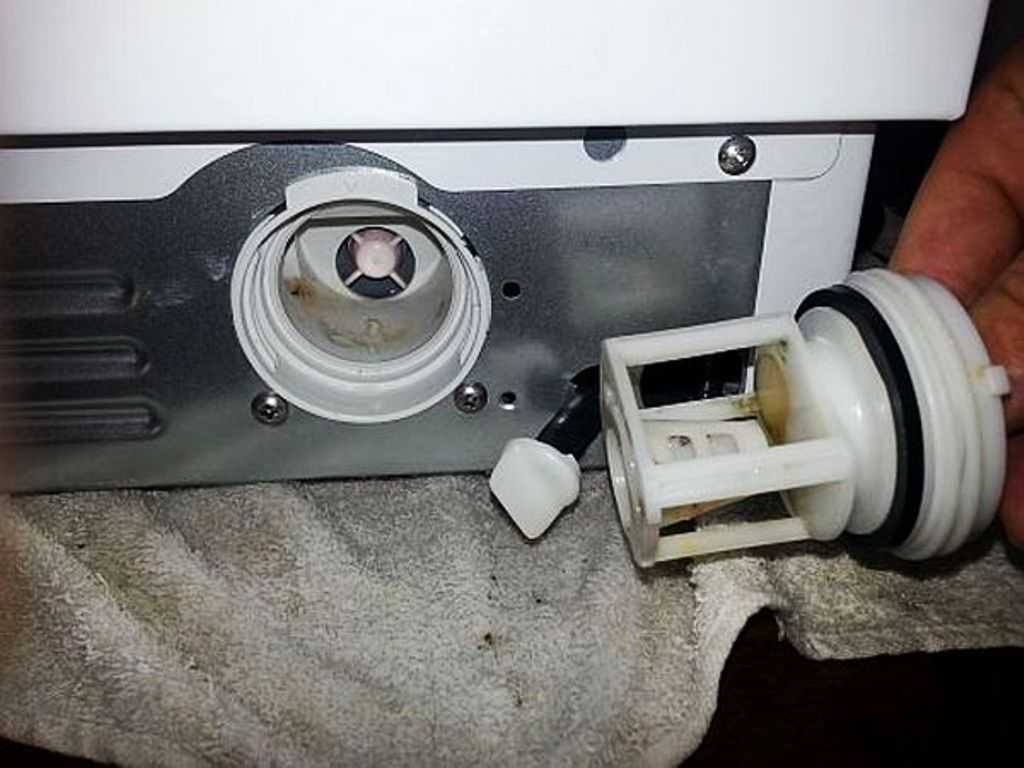 Какие причины, что течет снизу стиральной машины бош?