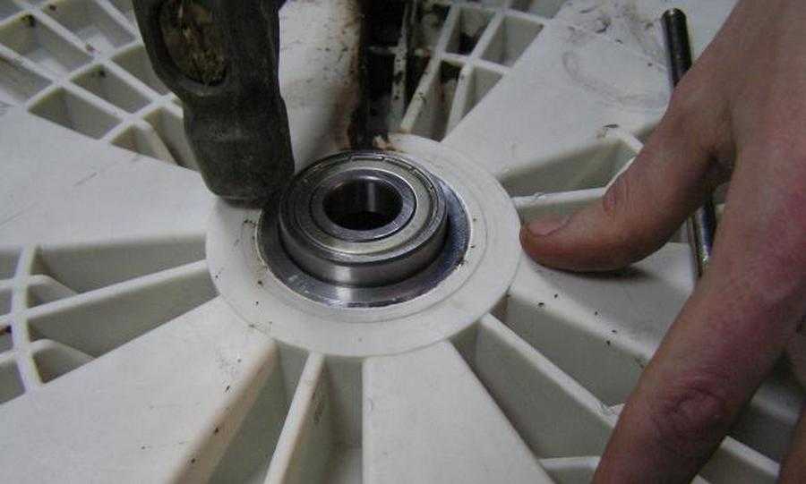 Замена подшипника в стиральной машине hotpoint-ariston: как поменять подшипники барабана своими руками? советы по ремонту