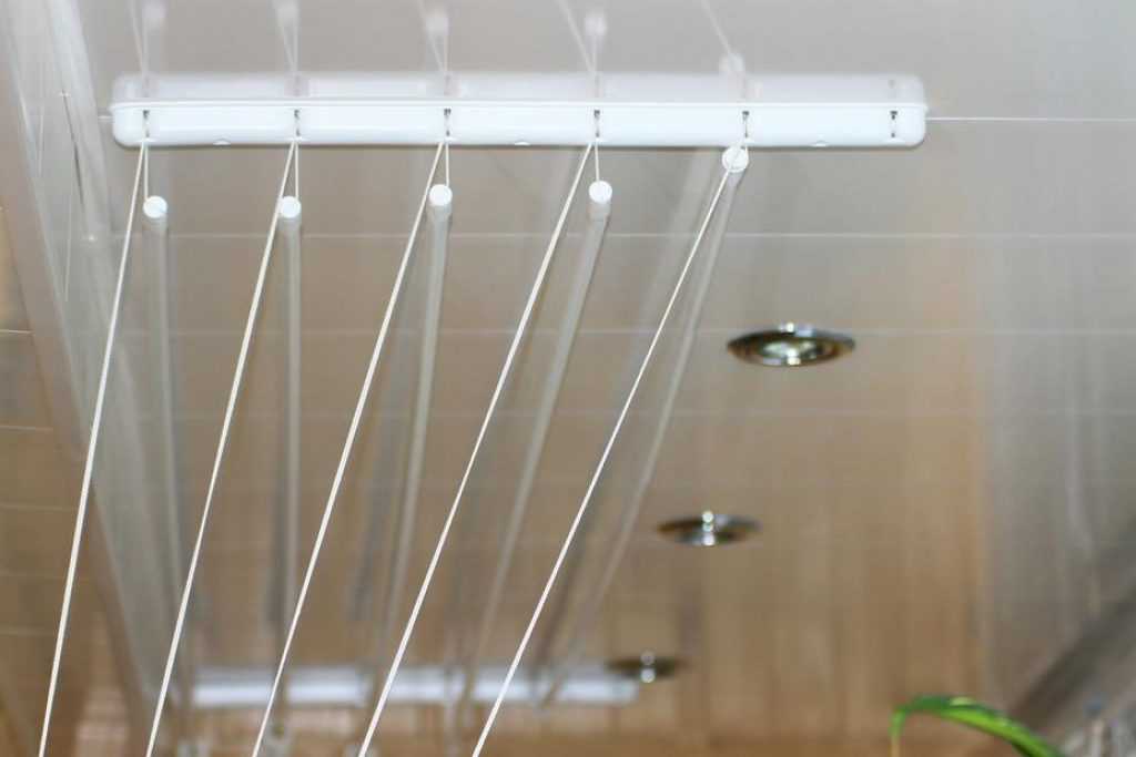 Потолочные сушилки для белья (52 фото): сушка на балкон и в ванную комнату, как собрать и установить вешалку