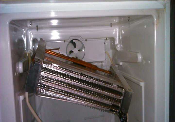 Почему течет холодильник indesit? как найти и устранить причины протечки